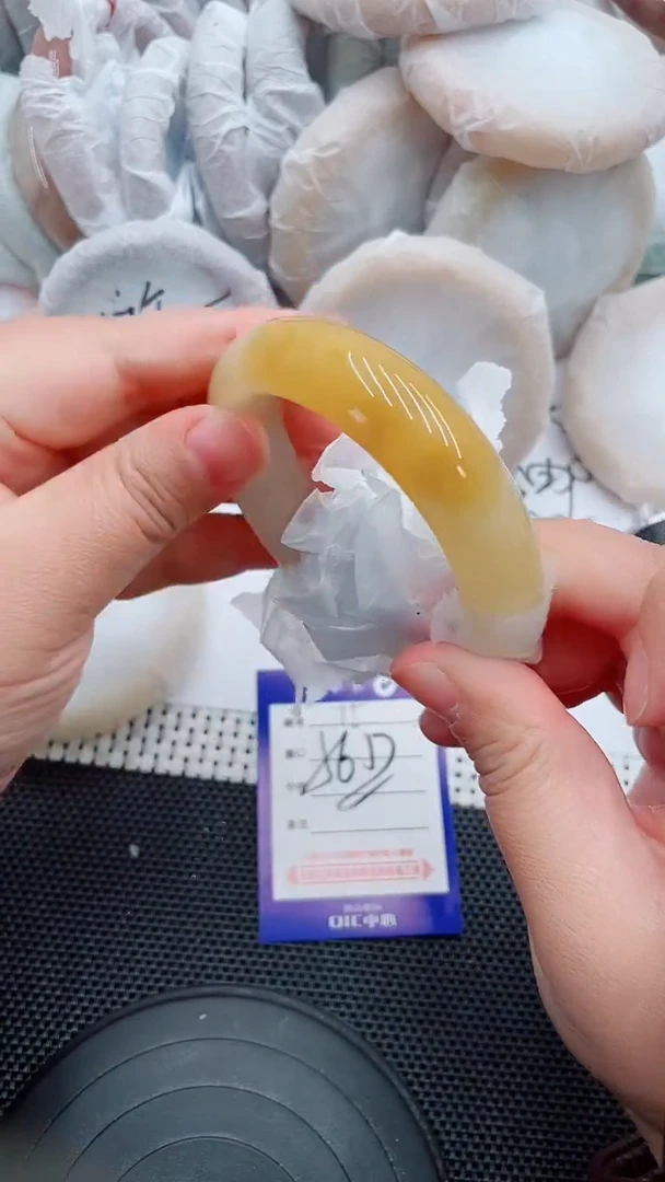 未镶嵌手镯石英质玉75-56-57