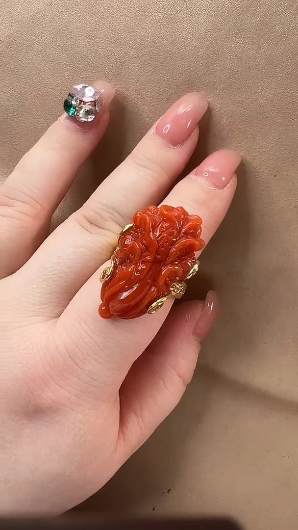 颈饰未镶嵌南红玛瑙戒指