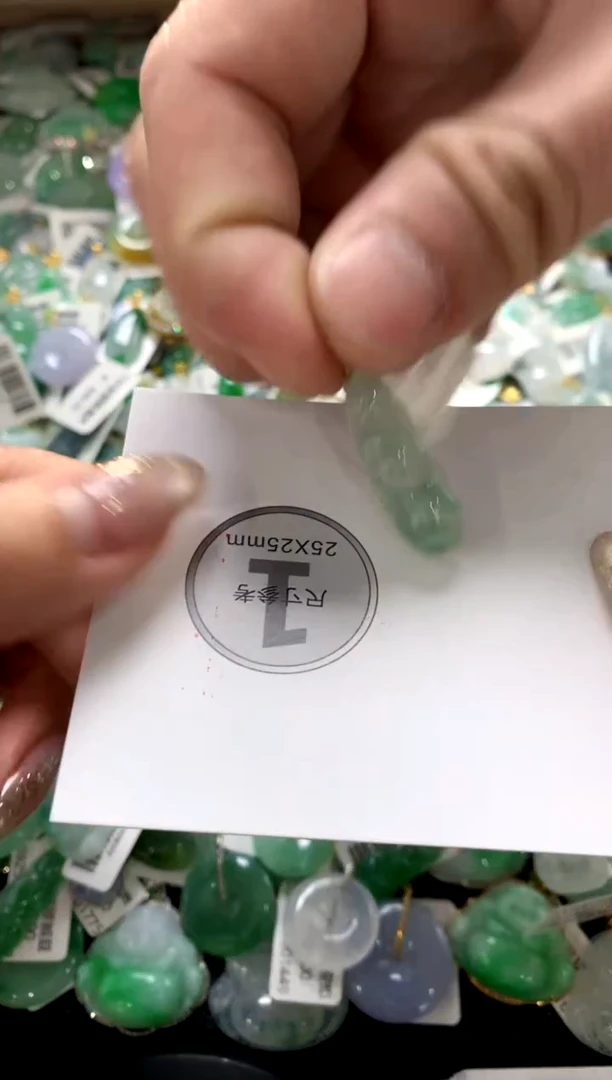 颈饰18K金镶嵌翡翠1111111111111111