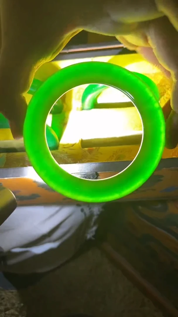 满绿带棉絮一只.