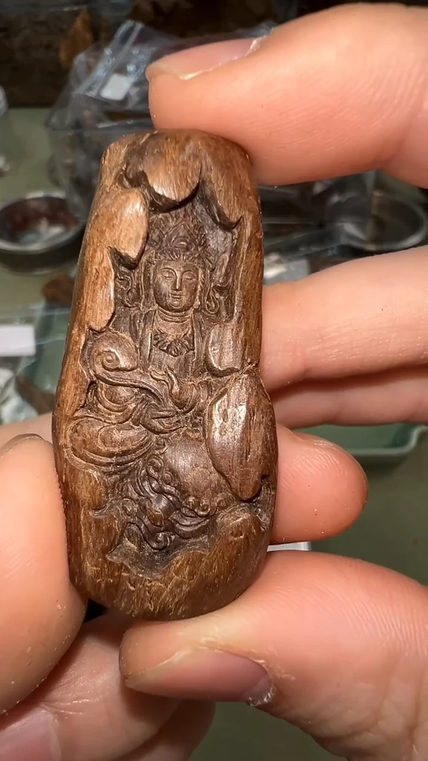 H****n柬埔寨菩萨红土沉水雕刻件9.7g