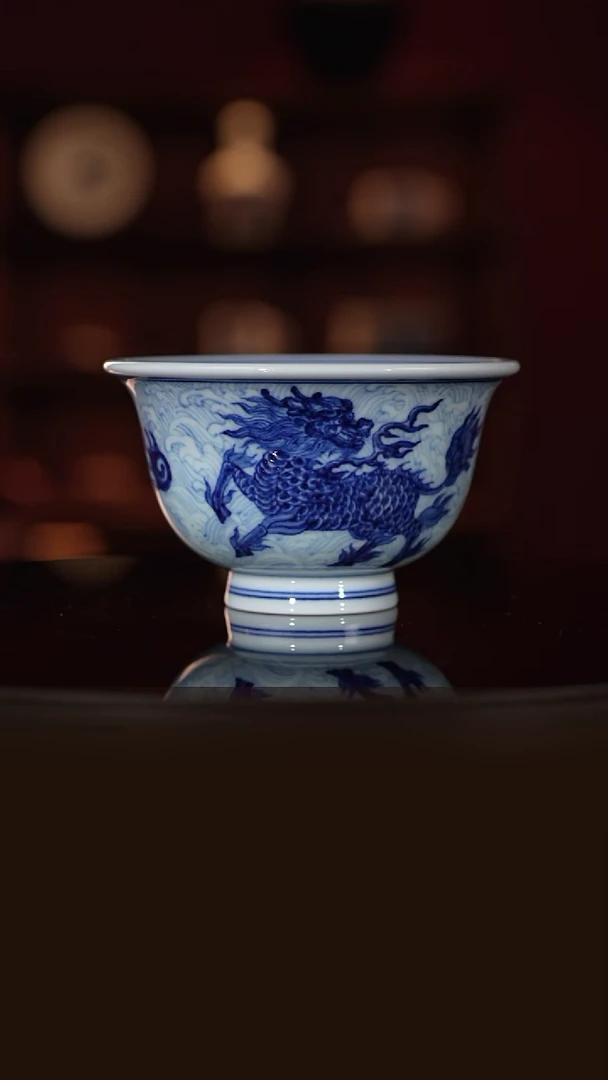 景德镇纯手工手绘麒麟压手杯