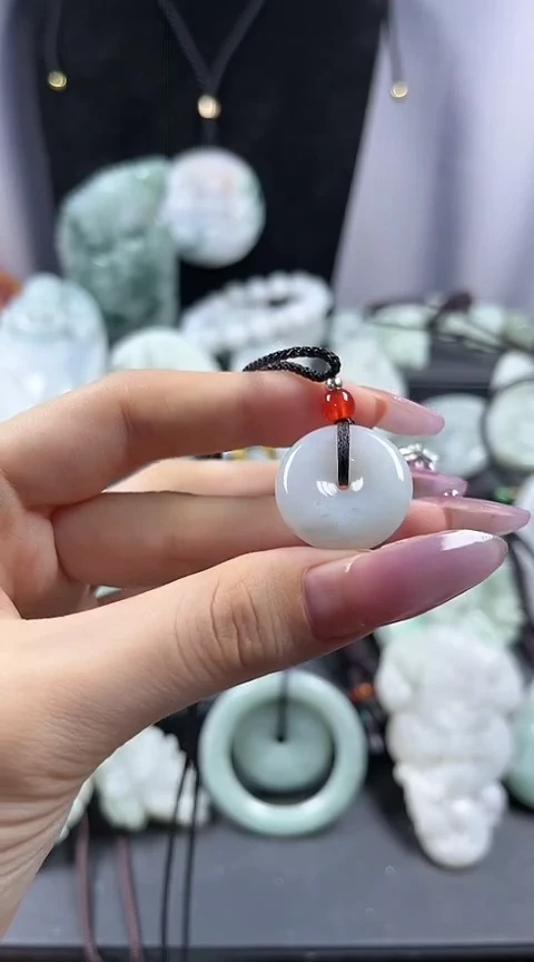 翡翠未镶嵌颈饰平安扣