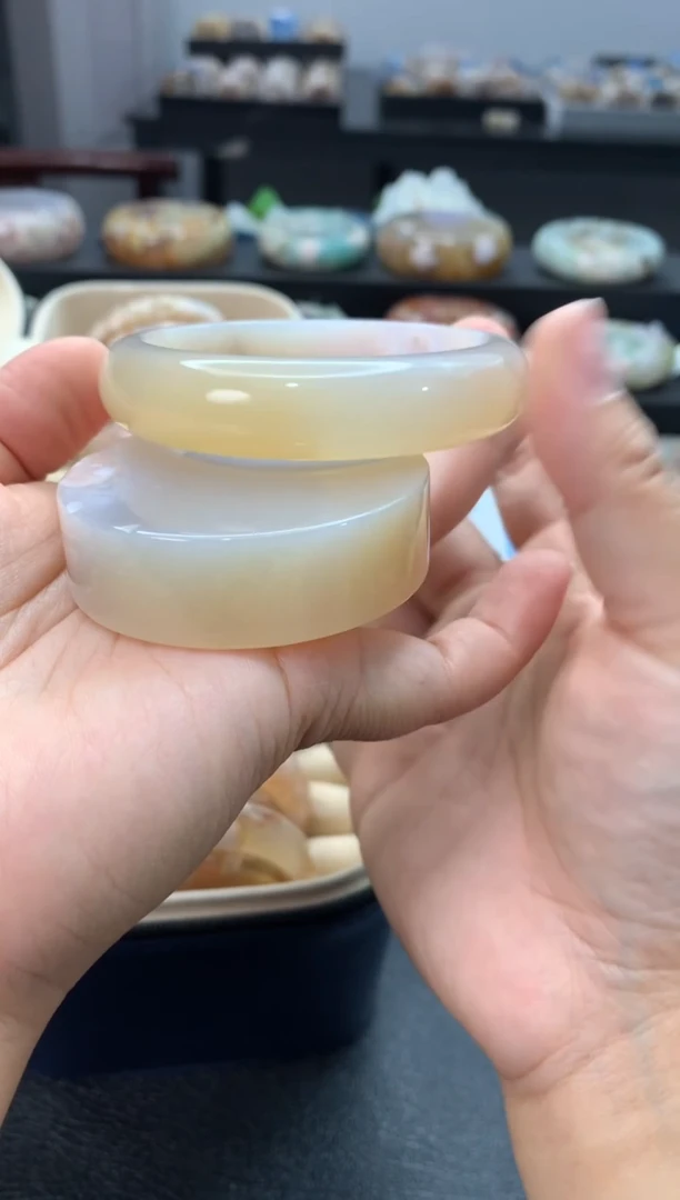 未镶嵌手镯石英质玉（56-57圈口）赠送镯心 无证书