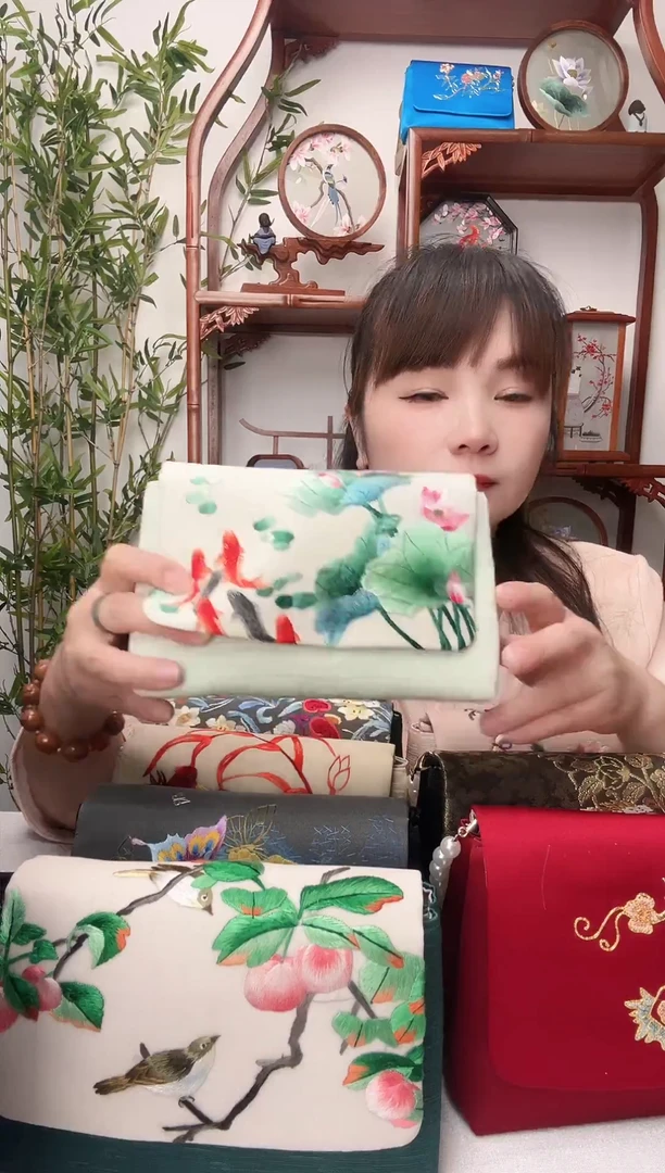 刺绣非遗绣花豆腐包