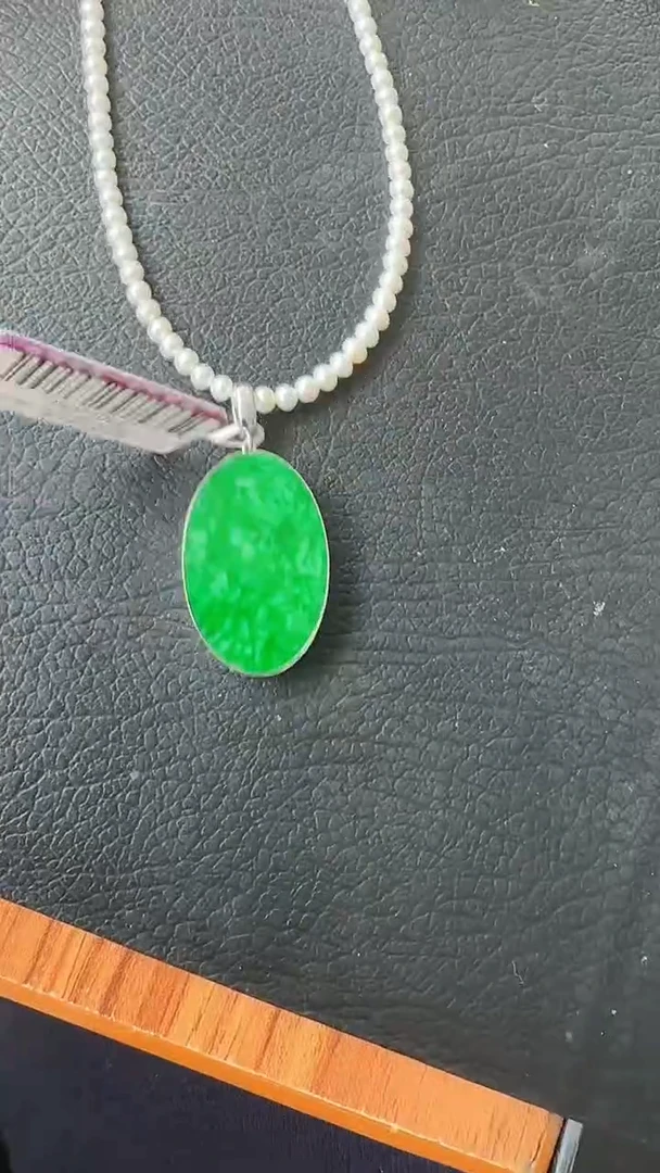 颈饰18K金镶嵌翡翠荣倩