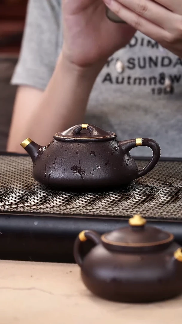 茶壶紫砂四号井茄皮紫泥描金景舟石瓢160cc