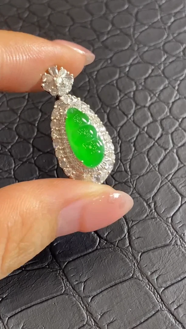 颈饰18K金镶嵌翡翠收到货48小时鉴赏期（超时不退不换）