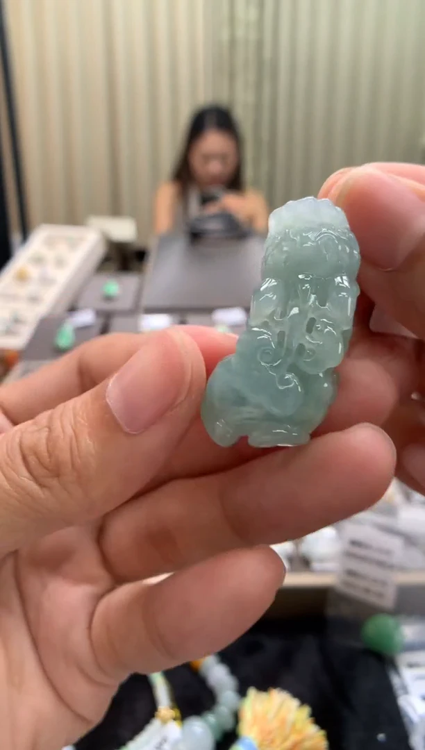翡翠未镶嵌颈饰貔貅