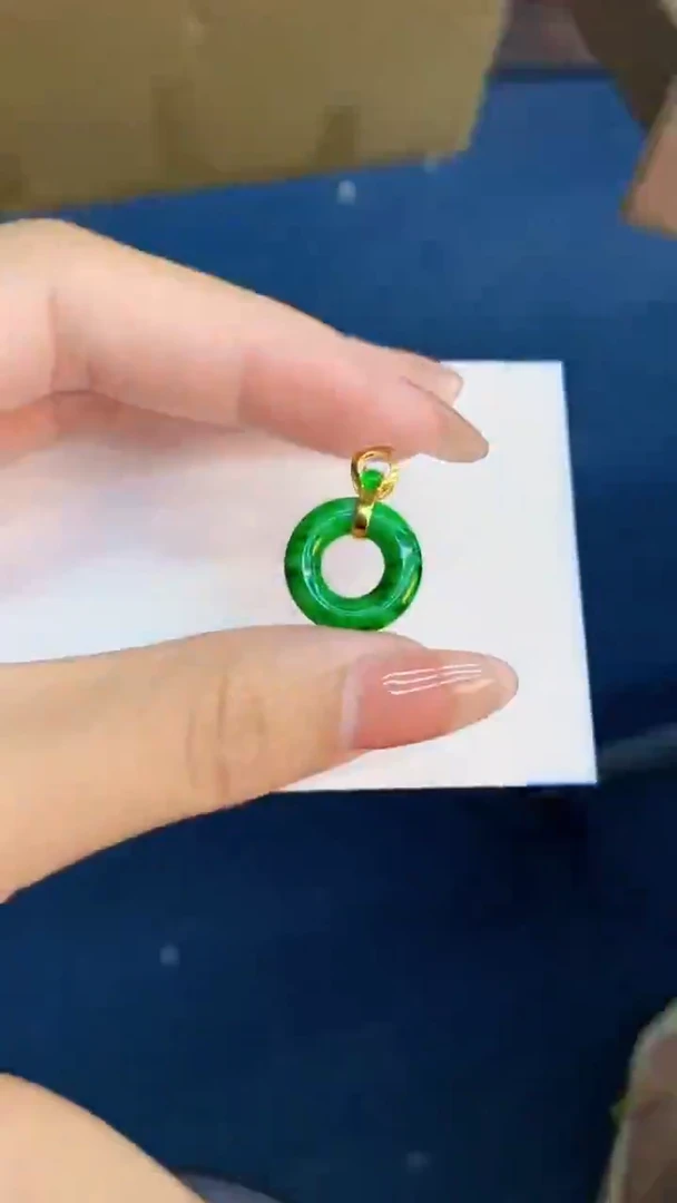 翡翠未镶嵌颈饰           1