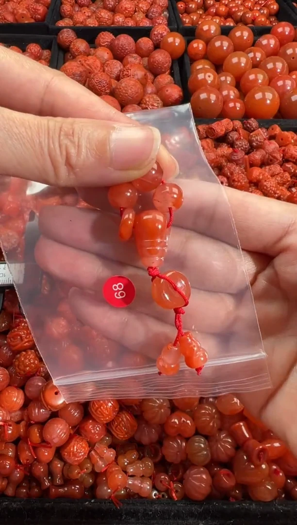 南红玛瑙未镶嵌颈饰1