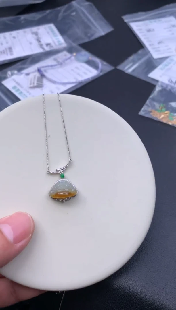 颈饰18K金镶嵌翡翠48小时鉴赏期 退货不扣服务费