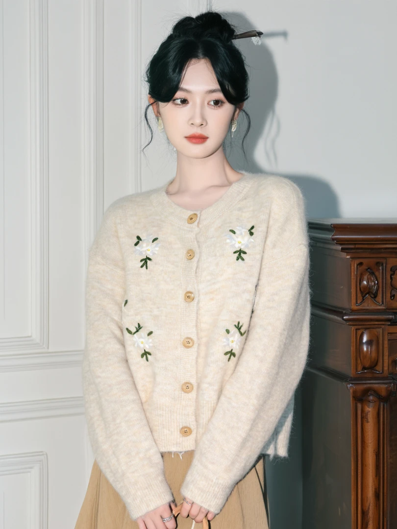 杏色圆领毛衣外套女秋季2025春秋新款温柔风刺绣钩花新款潮牌女装