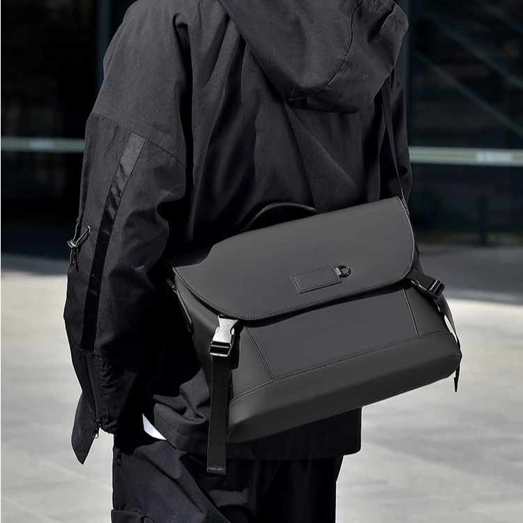 新款男士斜挎包日系ins风工装通勤学生邮差包休闲百搭单肩斜挎包
