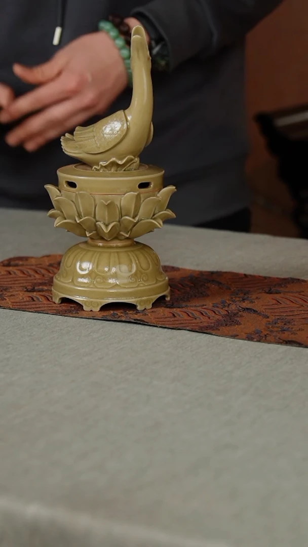 【闪购商品】153-1莲座纹鸭熏（操德伟）