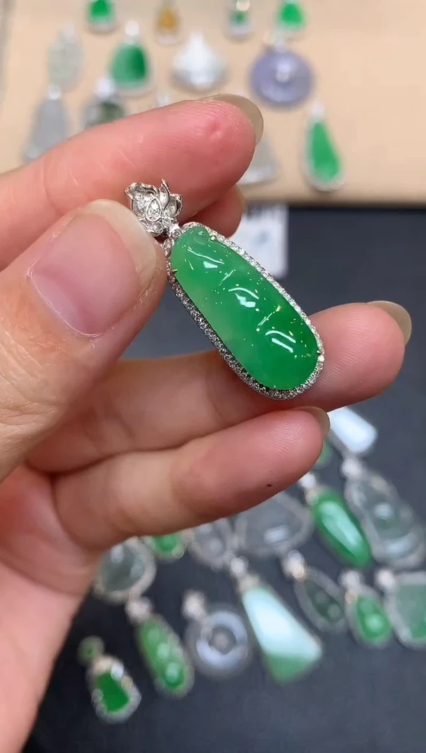 颈饰18K金镶嵌翡翠福豆【无服务费