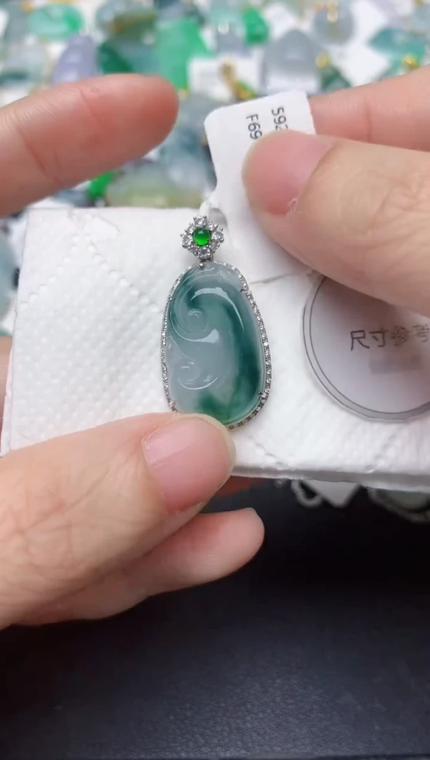 颈饰18K金镶嵌翡翠天然缅甸A货翡翠