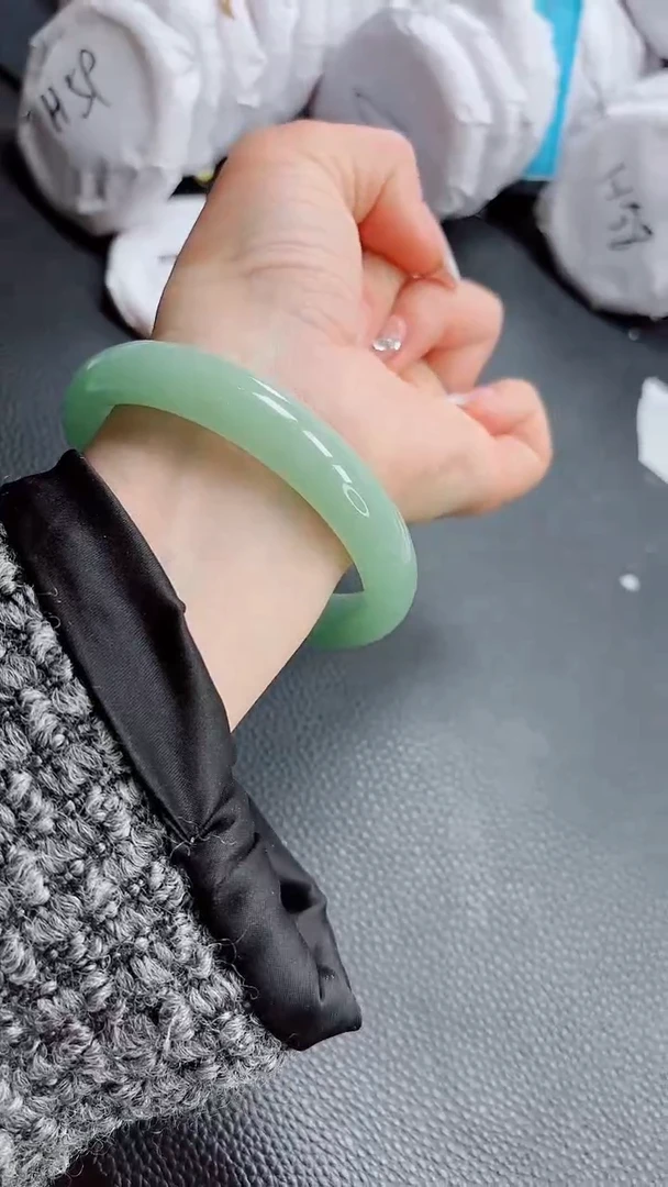 【闪购商品】石英质玉手镯未镶嵌45