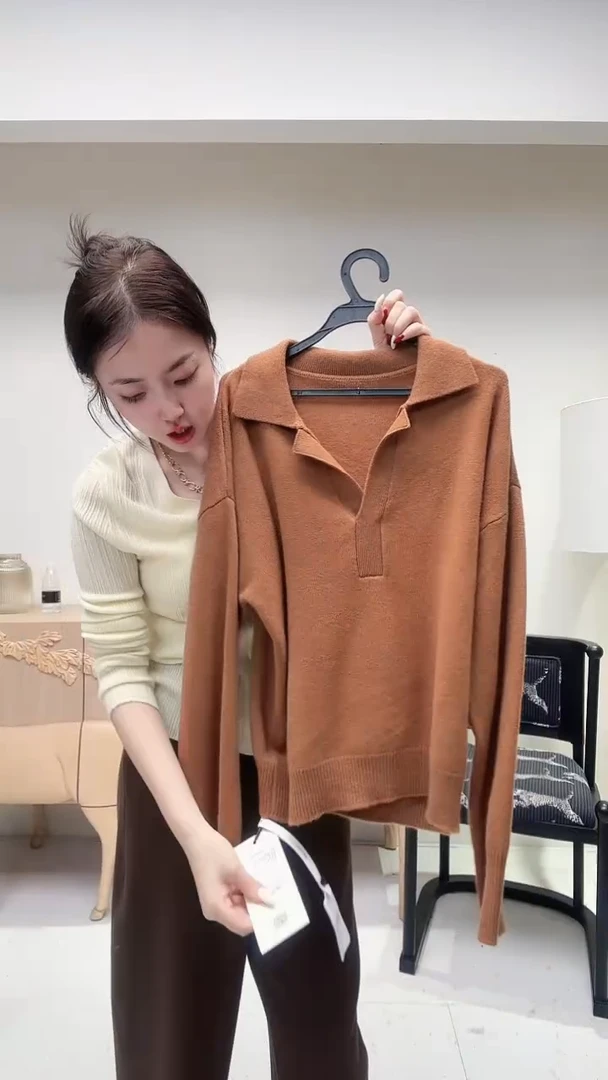 焦糖色翻领V领羊毛衫