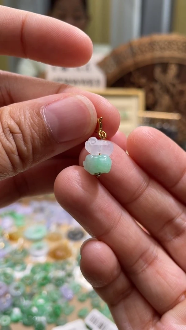 颈饰未镶嵌翡翠猪猪滴流