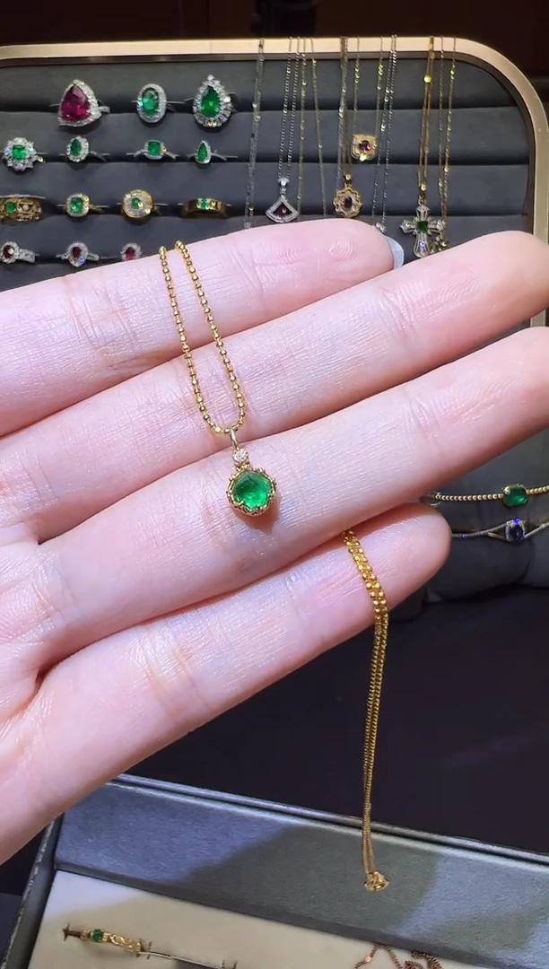 吊坠(赠链)18K金镶嵌祖母绿0.9ct