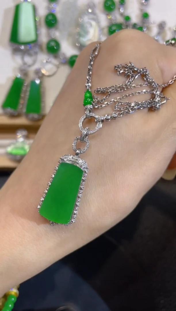 颈饰18K金镶嵌翡翠团购3