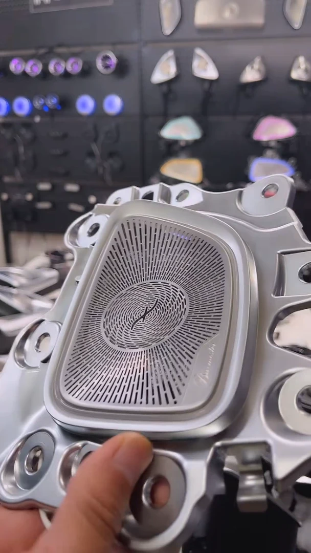 新款 C GLC 四门发光盖板