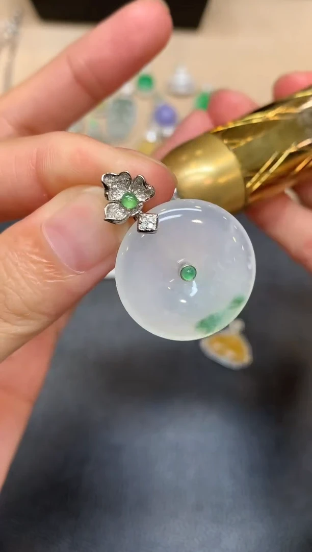 颈饰18K金镶嵌翡翠平安扣【无服务费