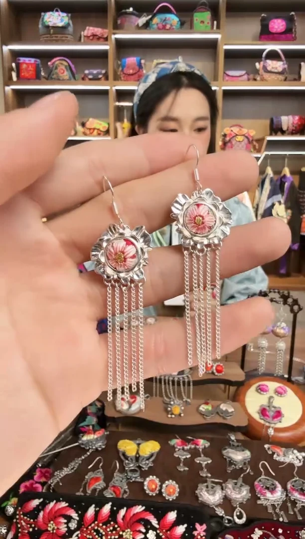 【闪购商品】织绣138蒙阿苏苗绣传承