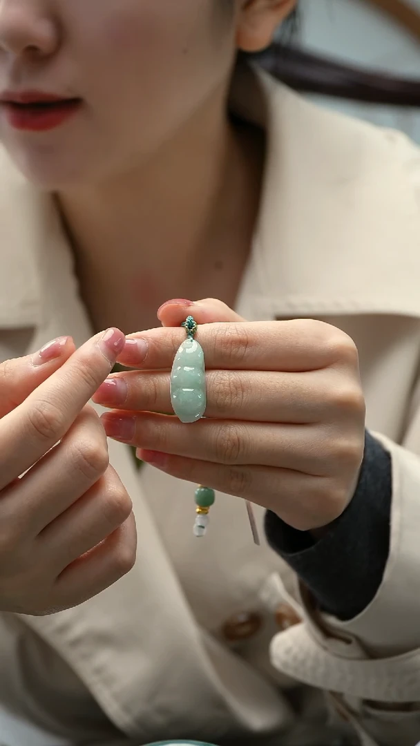 颈饰18K金镶嵌翡翠福豆