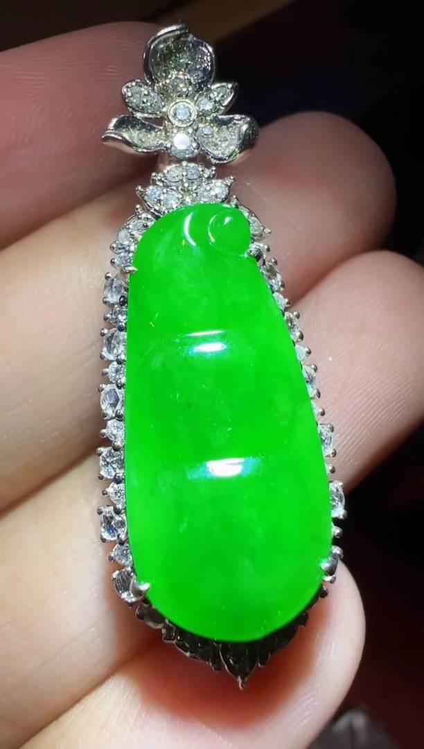 颈饰18K金镶嵌翡翠福豆