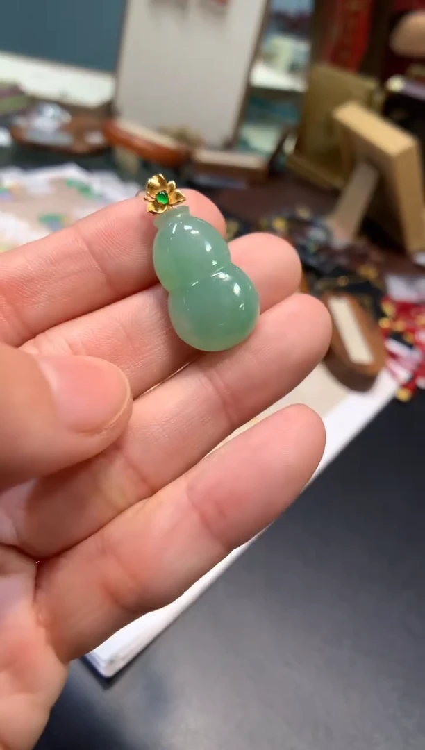颈饰18K金镶嵌翡翠葫芦