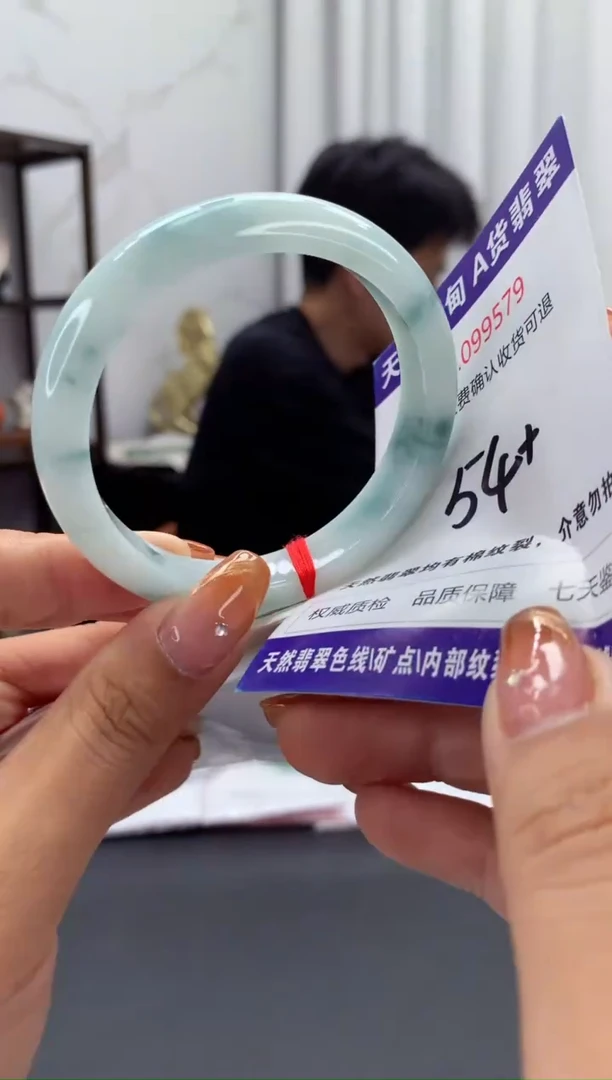 未镶嵌手镯翡翠有纹，完美者勿拍