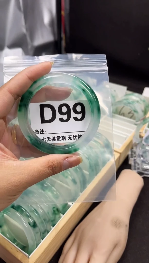 【闪购商品】石英岩玉手镯未镶嵌D99