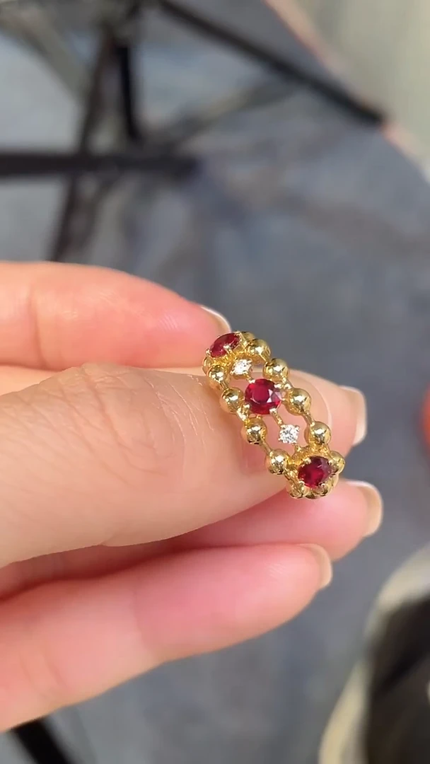 18K金镶嵌戒指红宝石无烧鸽血红主石：0.74ct