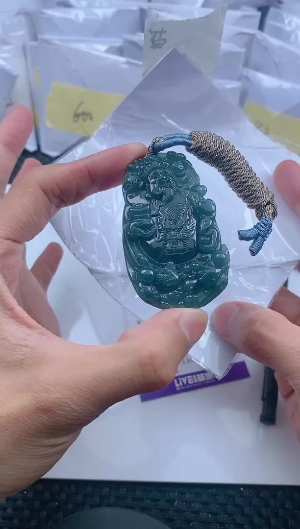 翡翠未镶嵌颈饰