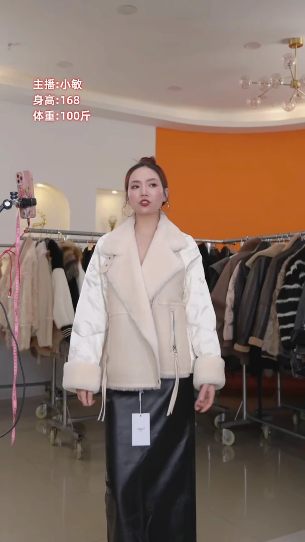闪购女士白色皮毛一体鹅绒服