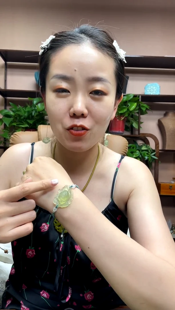 岫玉未镶嵌颈饰多样性发货发其中之一