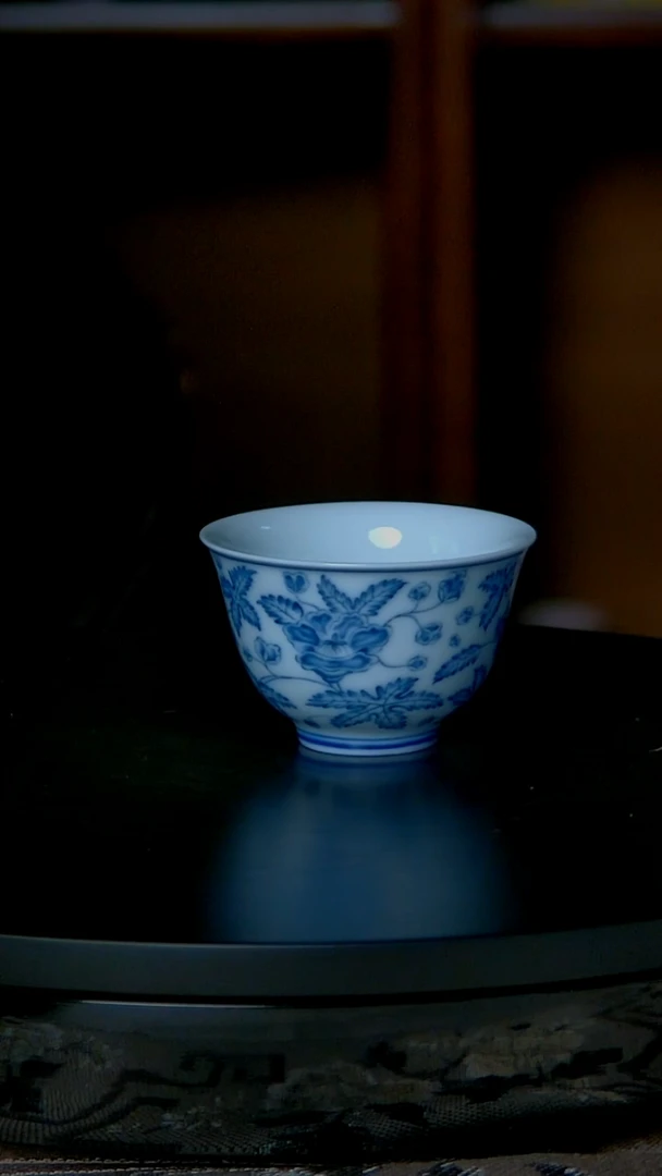 景德镇手工青花缠枝莲主人杯