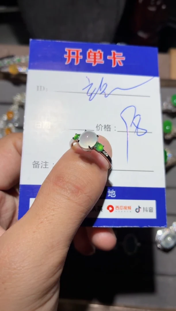 翡翠戒指银S925镶嵌站**了向 站起来了