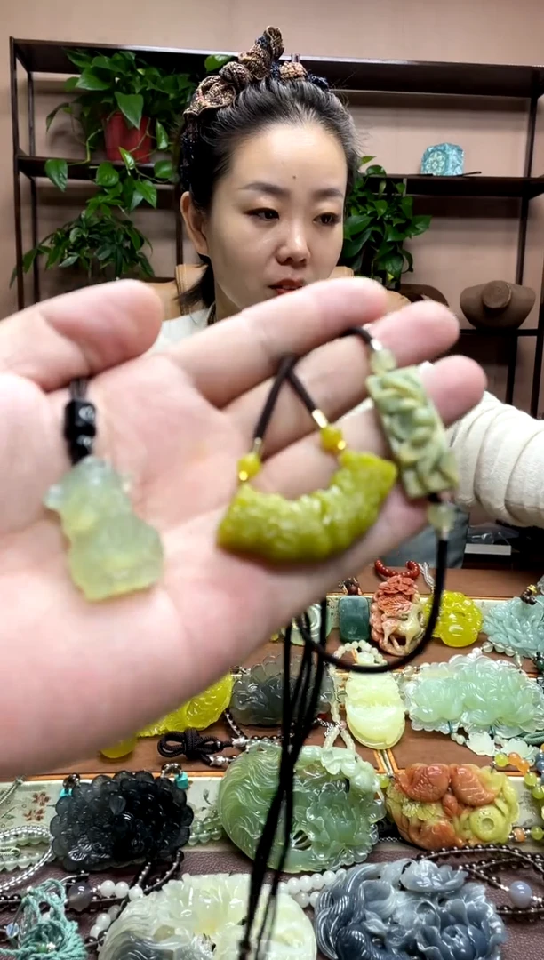未镶嵌岫玉颈饰·