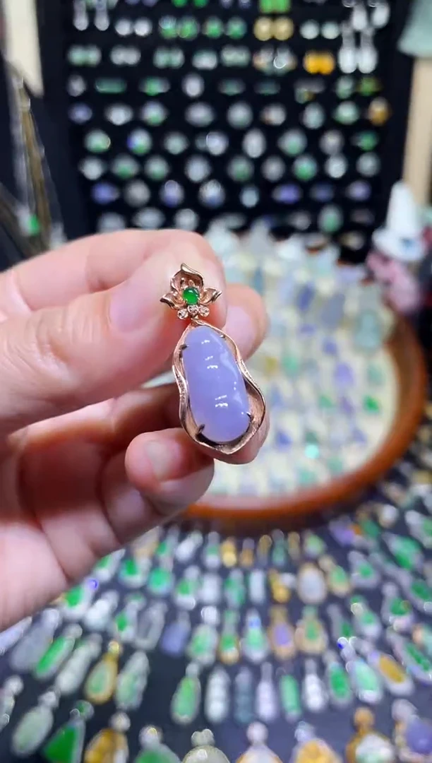 颈饰18K金镶嵌翡翠冰紫豆子吊坠