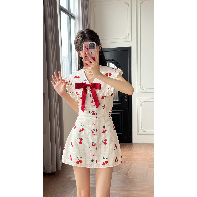 小小仟 小飞袖v领收腰无袖连衣裙女夏季法式修身复古甜美a字裙子