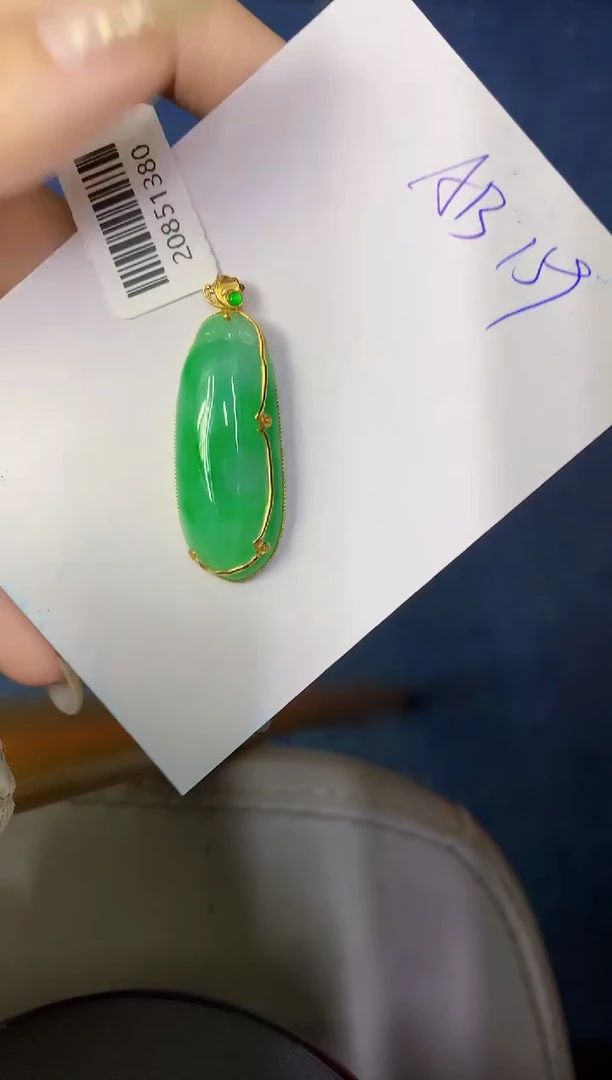 翡翠18K金镶嵌颈饰缅甸天然翡翠A货