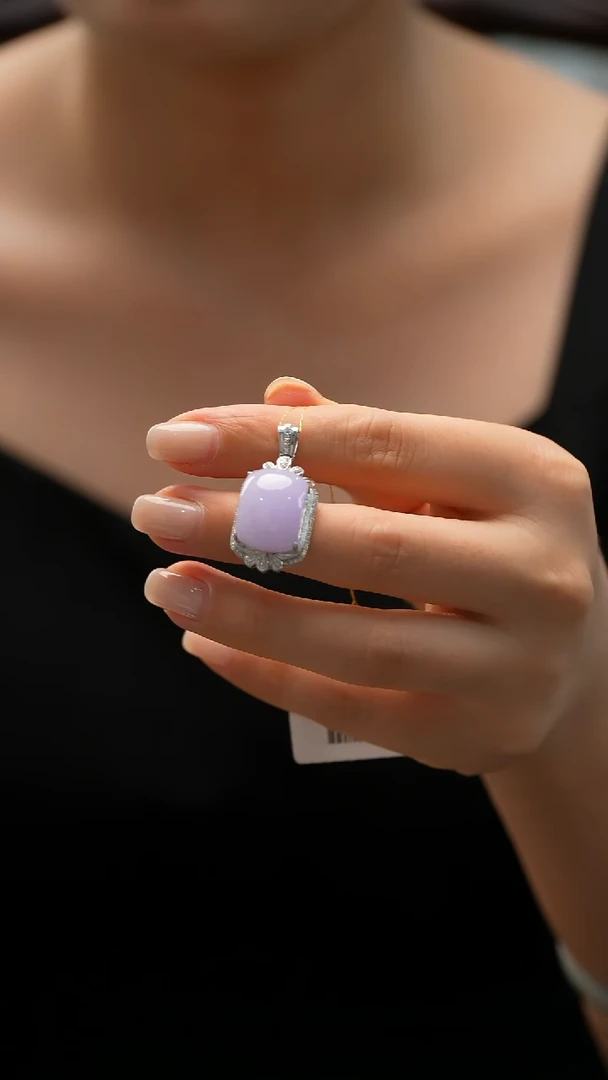 颈饰18K金镶嵌翡翠蛋面