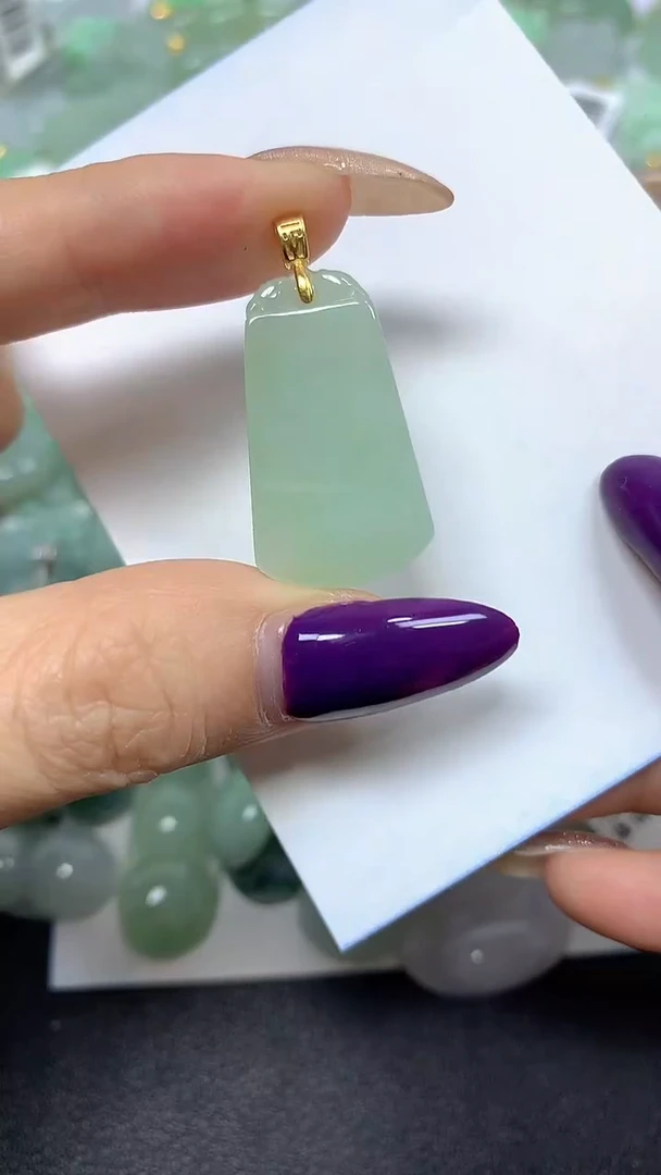 颈饰未镶嵌翡翠