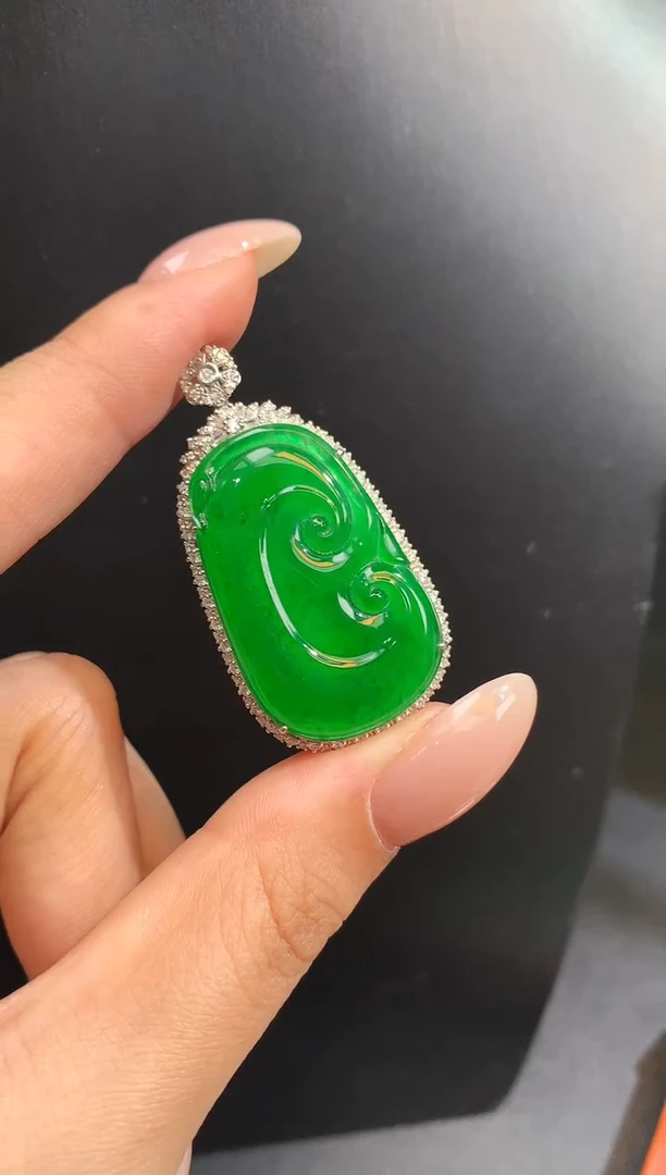 颈饰18K金镶嵌翡翠如意