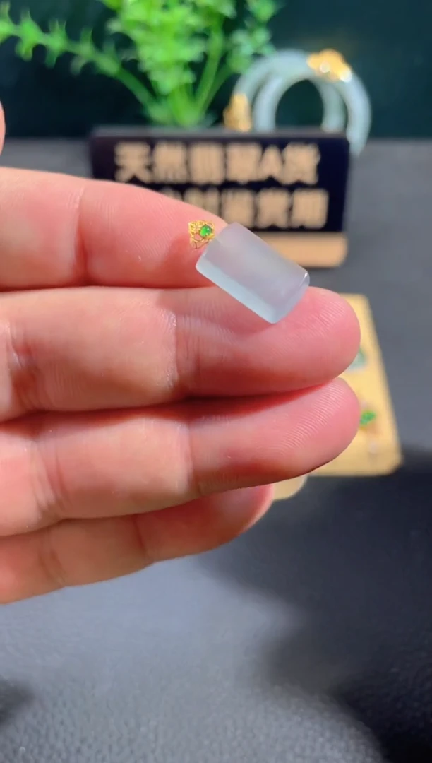 翡翠18K金镶嵌颈饰翡翠