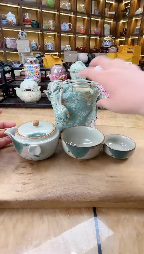 【闪购商品】哥窑荷鱼宝瓶旅行套装（带绿色刺绣包）