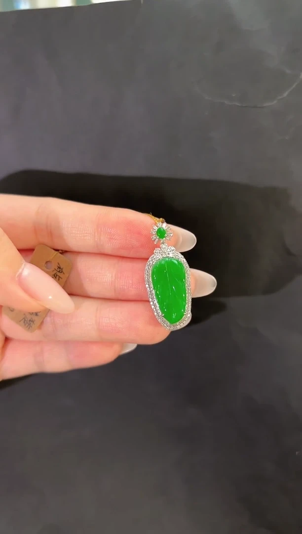 吊坠(不含链)18K金镶嵌翡翠玉叶吊坠多人不退不换